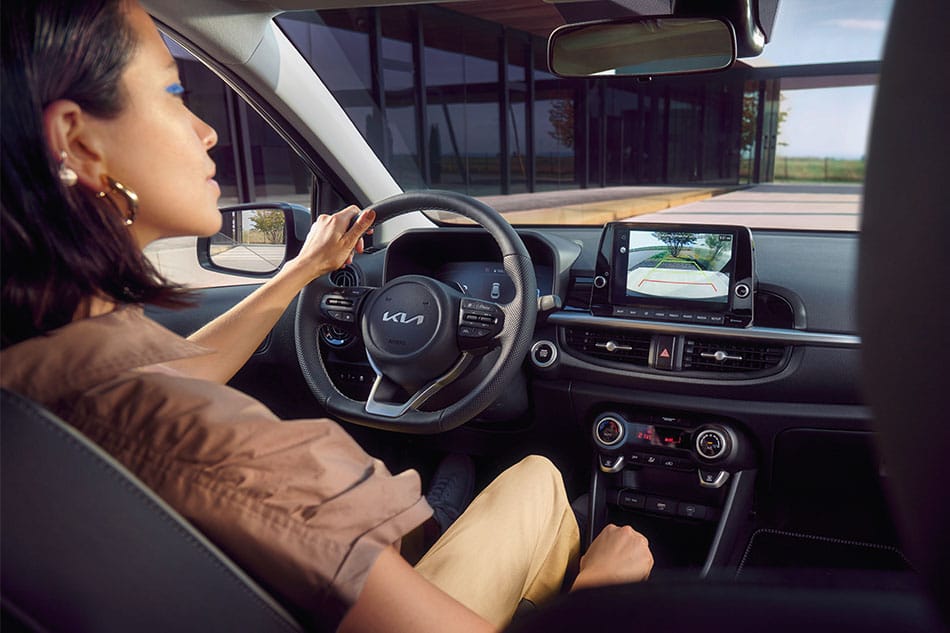 Kia Drive - Frau am Steuer des Kia Picanto